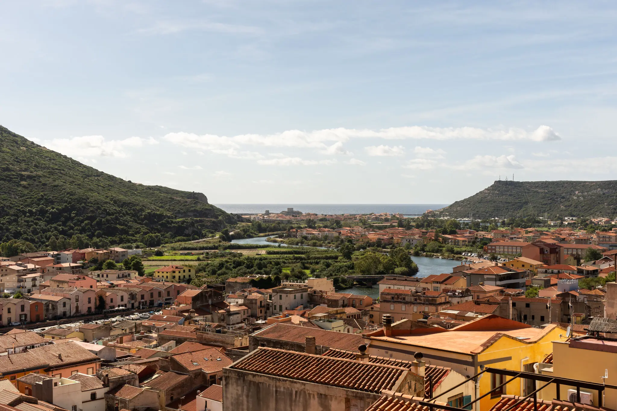 Барвисте містечко Боза розділене річкою Темо, єдиною судноплавною річкою на Сардинії.